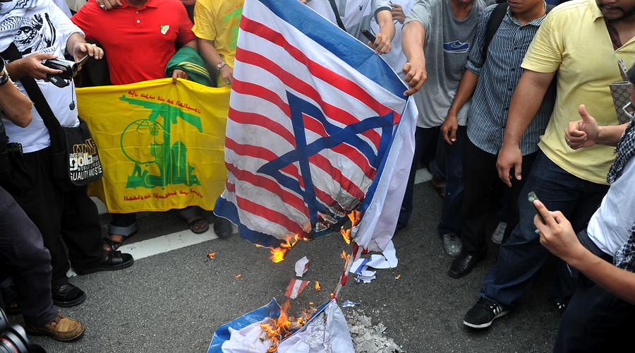 Hisnollahanhänger verbrennen Israelfahne